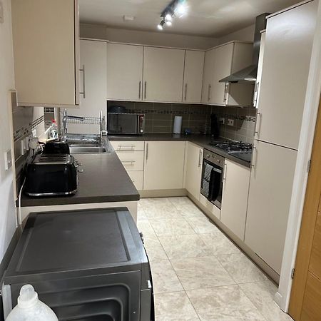Cosy Double Bedroom In Newcastle Upon Tyne - Access To Shared Kitchen, Shared Lounge And Shared Conservatory Areas Inc Sky Tv And Netflix 외부 사진
