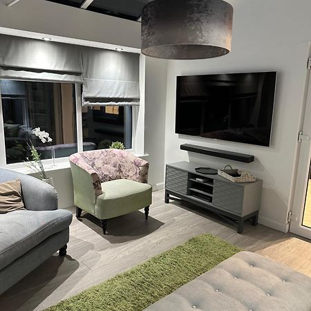Cosy Double Bedroom In Newcastle Upon Tyne - Access To Shared Kitchen, Shared Lounge And Shared Conservatory Areas Inc Sky Tv And Netflix 외부 사진